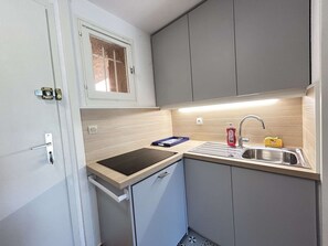 Réfrigérateur, micro-ondes, plaque de cuisson, lave-vaisselle