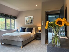 مكتب ومساحة عمل للكمبيوتر المحمول ومكواة/لوح كي وواي فاي مجانًا