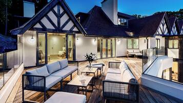 Luksus-suite - udsigt til have | Skrivebord, arbejdsområde til bærbare computere, strygejern/strygebræt