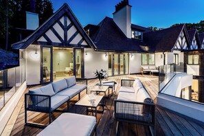 Lyxsvit - utsikt mot trädgården | Skrivbord, arbetsyta för laptop, strykjärn/strykbräda och gratis wi-fi