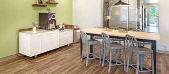 Extended Stay Gem in a Queen Bed Room – Kitchen, Comfort & Pet Access