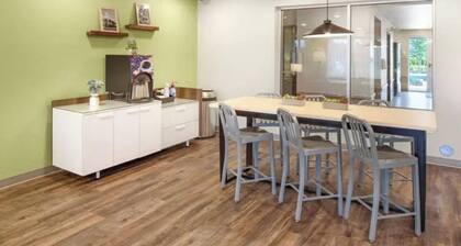 Extended Stay Gem in a Queen Bed Room â Kitchen, Comfort & Pet Access