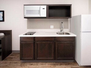 Fridge, microwave, stovetop, dishwasher