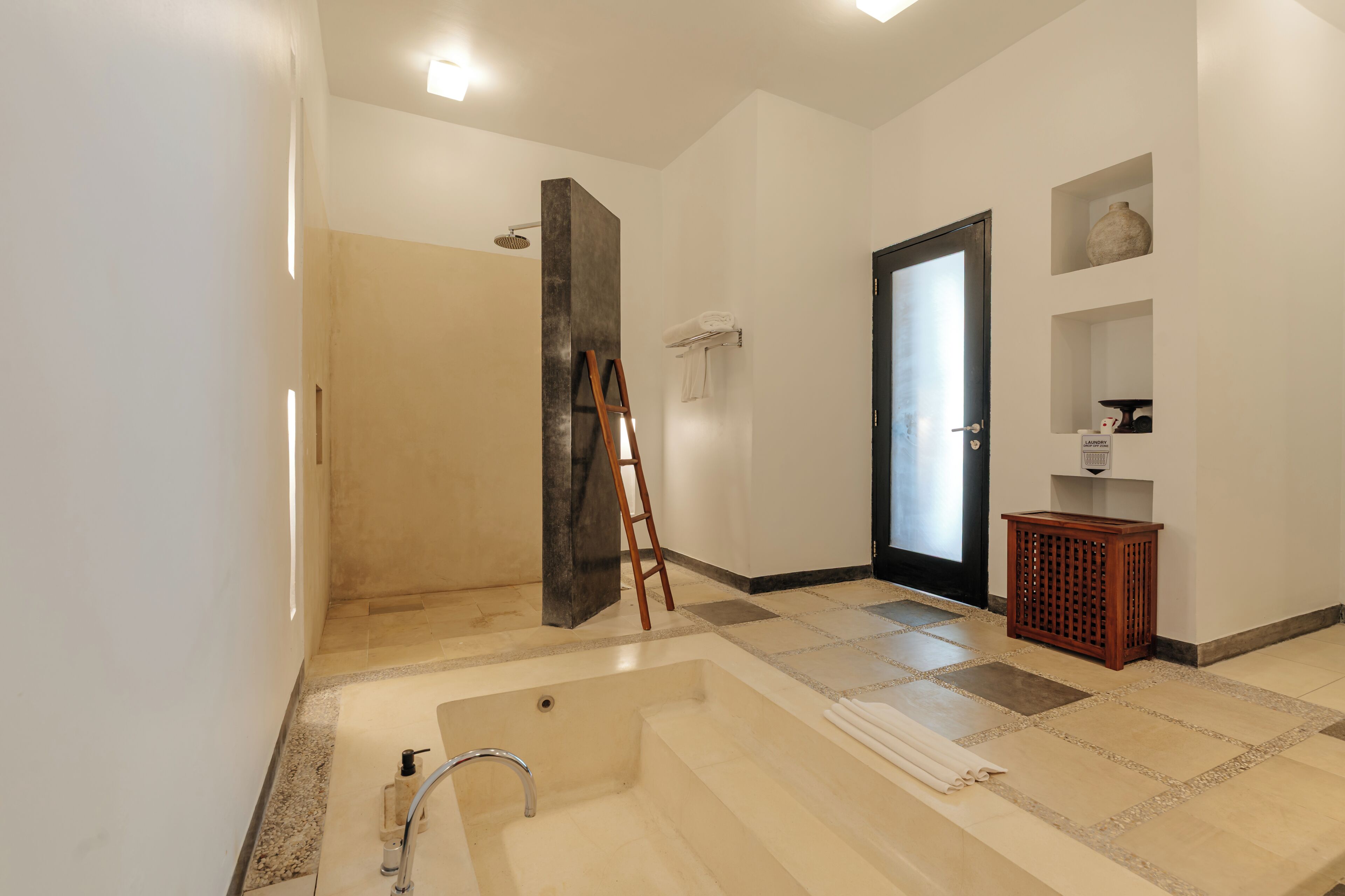 Un baño moderno con ducha, bañera y retrete.