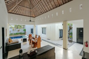 Villa, 3 camere da letto, piscina privata | Area soggiorno | Smart TV 55 pollici con canali digitali