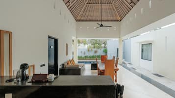 Vila, 2 quartos, piscina particular | Cozinha privada | Geladeira, micro-ondas, cooktop, cafeteira/chaleira