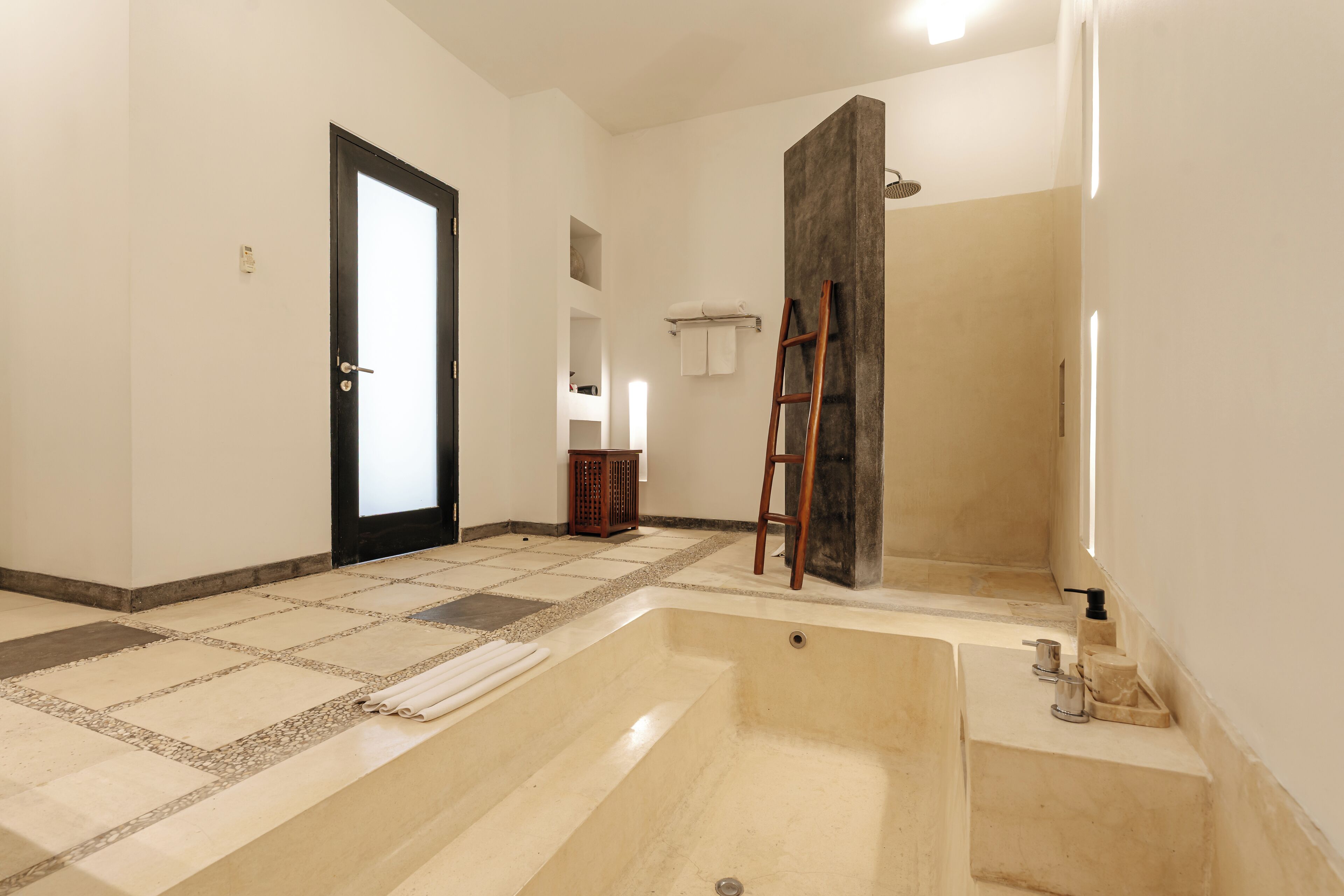 Bañera y ducha independientes, bañera profunda, secador de pelo, batas