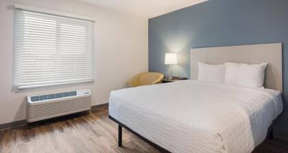3-Room Family Suite Near Downtown – 2 Queen Beds, Full Kitchen, & Parking