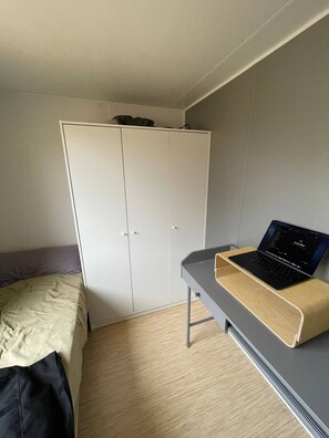 Asuntovaunu, 2 makuuhuonetta, parveke, näköala puutarhaan