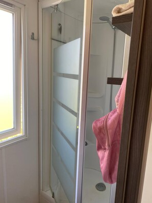 Mobil Karavan, 2 kamar tidur, balkon, pemandangan kebun | Kamar mandi