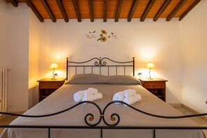 2 bedrooms, WiFi, bed sheets - Apartment 'Girasole Superior' with Shared Pool, Wi-Fi and Air Conditioning (Santa luce)