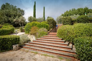 المنطقة المحيطة بالمنشأة