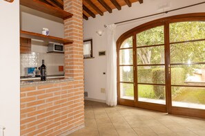 ثلاجة، ميكروويف، موقد طهي مسطح، ماكينة لصنع القهوة/ الشاي