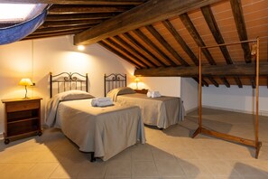 2 bedrooms, WiFi, bed sheets - Apartment 'Caprifoglio' with Shared Pool, Wi-Fi and Air Conditioning (Santa luce)