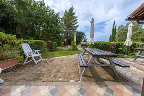 Outdoor dining - Apartment 'Caprifoglio' with Shared Pool, Wi-Fi and Air Conditioning (Santa luce)