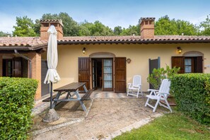 Outdoor dining - Apartment 'Caprifoglio' with Shared Pool, Wi-Fi and Air Conditioning (Santa luce)