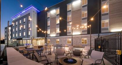 Sleek Suite for Guests Seeking Comfort Near Magnolia Market – Few Min