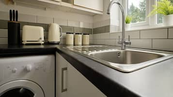 Apartamento | Cozinha privada | Geladeira, micro-ondas, fogão, cooktop