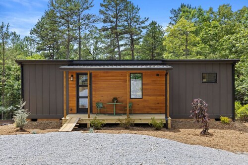 Escape to a 2BR/1BA tiny home in the N Georgia mountains. Cook meals, cozy up by the wood-burning stove, refresh in the spa-style shower, and enjoy crisp winter mountain air from your private deck. Perfect for city escapes and romantic weekends.