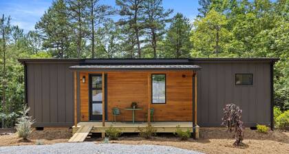 Escape to a 2BR/1BA tiny home in the N Georgia mountains. Cook meals, cozy up by the wood-burning stove, refresh in the spa-style shower, and enjoy crisp winter mountain air from your private deck. Perfect for city escapes and romantic weekends.