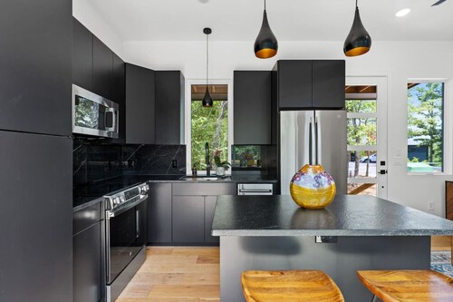 Modern 1BR tiny home with floor-to-ceiling windows, spa-style shower, and private deck. Surrounded by peaceful forest, it’s perfect for spring getaways, romantic stays, and quiet mountain escapes.