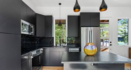 Modern 1BR tiny home with floor-to-ceiling windows, spa-style shower, and private deck. Surrounded by peaceful forest, it’s perfect for spring getaways, romantic stays, and quiet mountain escapes.