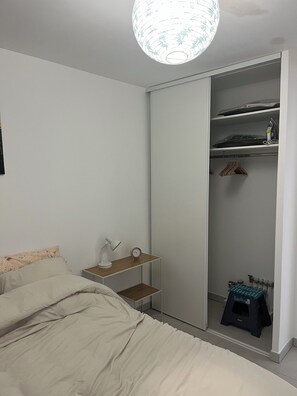 1 habitación, tabla de planchar con plancha y ropa de cama