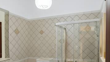 Ducha, secador de pelo, bidet, toallas