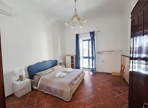 2 bedrooms, iron/ironing board, WiFi, bed sheets - The Village House (Torre Faro)