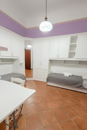 2 bedrooms, iron/ironing board, WiFi, bed sheets - The Village House (Torre Faro)