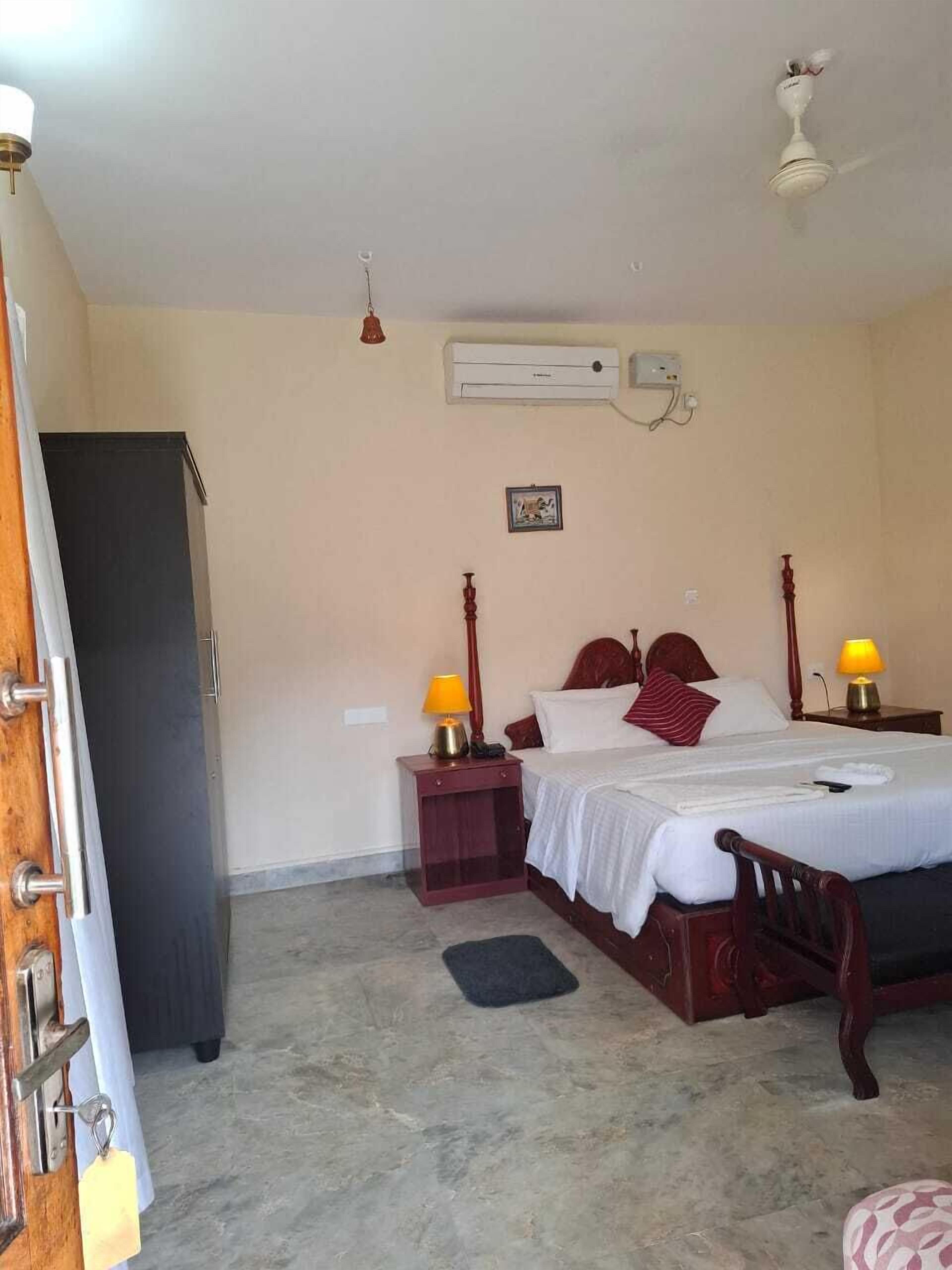 Deluxe Double Room | Iron/ironing board, free WiFi, bed sheets