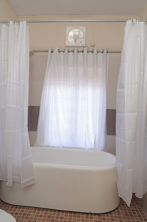 Deluxe Double or Twin Room | Bathroom