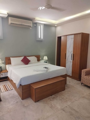 Tabla de planchar con plancha, wifi gratis y ropa de cama 