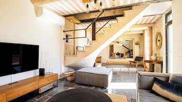 Televisión, chimenea