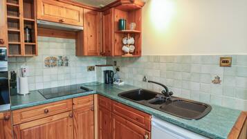 Refrigerador, microondas, tostadora, utensilios de cocina