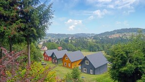 Een rij huizen met schuine daken in een landelijke omgeving.