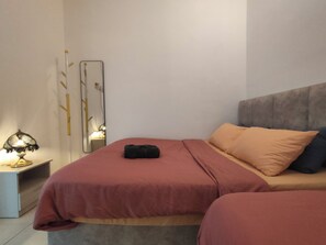 4 bedrooms, iron/ironing board, internet