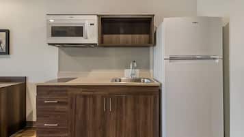 Frigorífico, microondas y placa de cocina