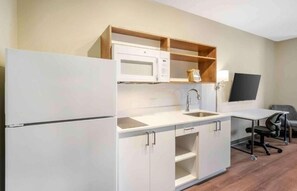 Kjøleskap, mikrobølgeovn og kokeplater