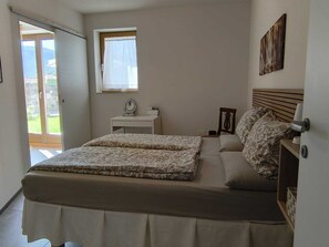 1 habitación, escritorio, tabla de planchar con plancha y cuna de viaje 