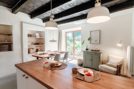 公寓 | 高档床上用品、羽绒被、熨斗/熨衣板、婴儿床