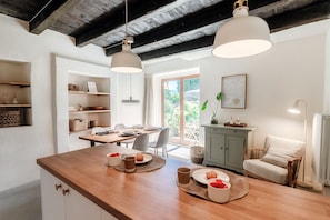 Apartment | Hochwertige Bettwaren, Daunenbettdecken, Bügeleisen/Bügelbrett
