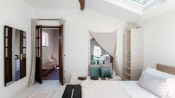 Apartment | Premium bedding, down comforters, iron/ironing board, cribs/infant beds