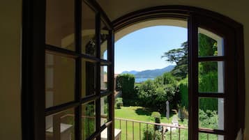 Apartment | Hochwertige Bettwaren, Daunenbettdecken, Bügeleisen/Bügelbrett