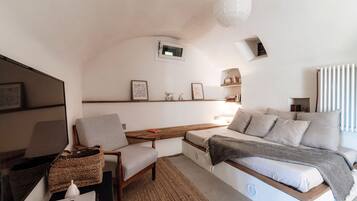 Apartment | Premium bedding, down comforters, iron/ironing board, cribs/infant beds