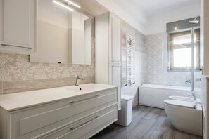 Shower, hair dryer, towels