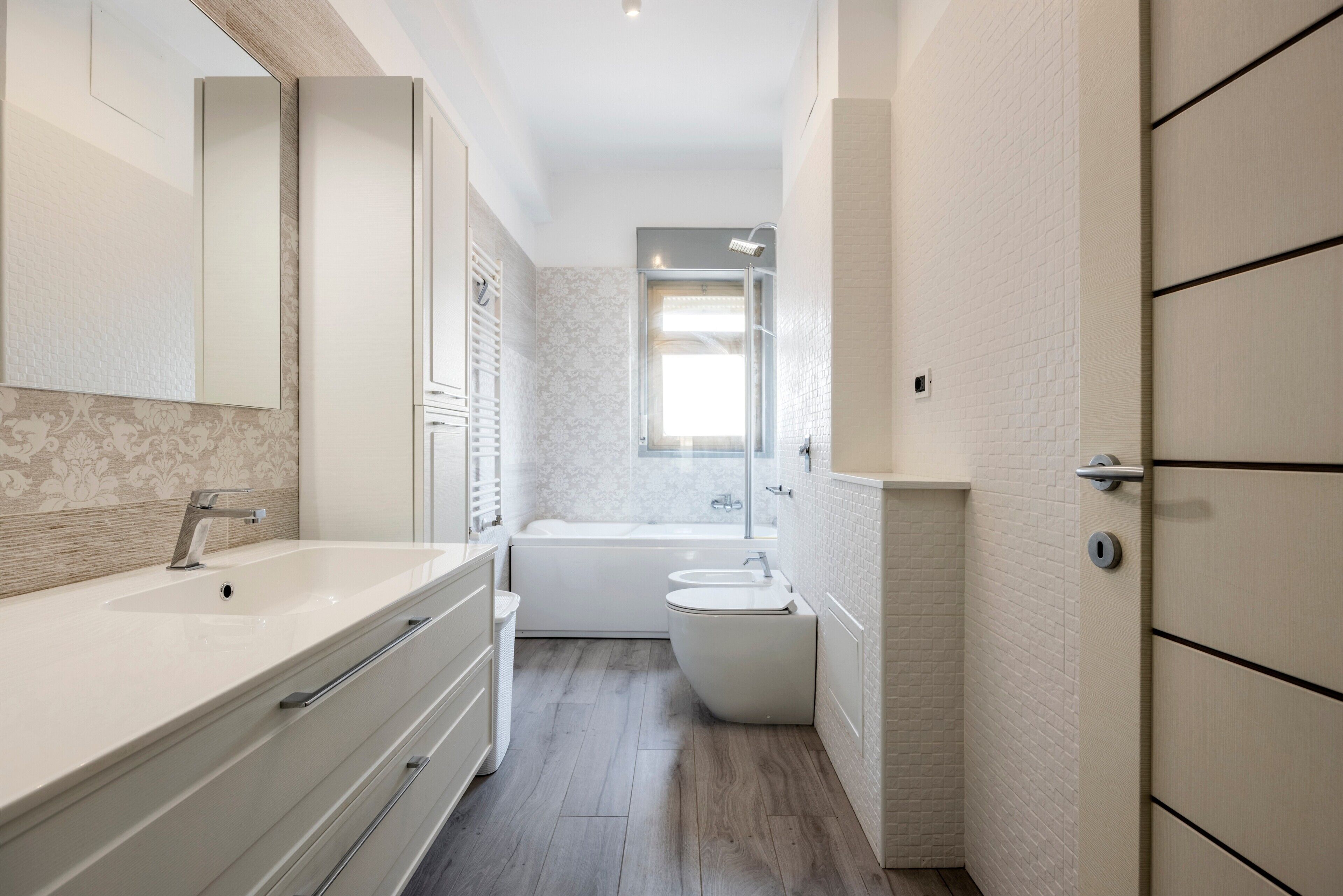 Douche, séchoir à cheveux, serviettes fournies