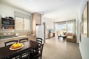 Suite | Private kitchen | Fridge, microwave, stovetop, cookware/dishes/utensils