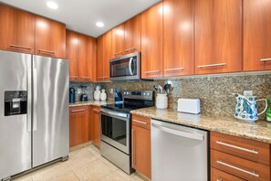 Een koelkast, een microgolfoven, een oven, een kookplaat