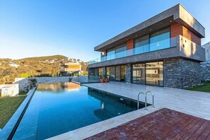 Villa, 5 slaapkamers, privézwembad, uitzicht op tuin | Zwembad | Een buitenzwembad